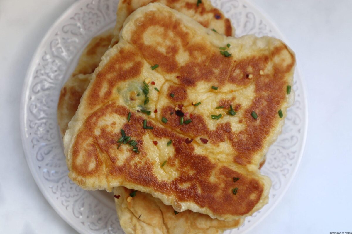 Pan naan con hierbas