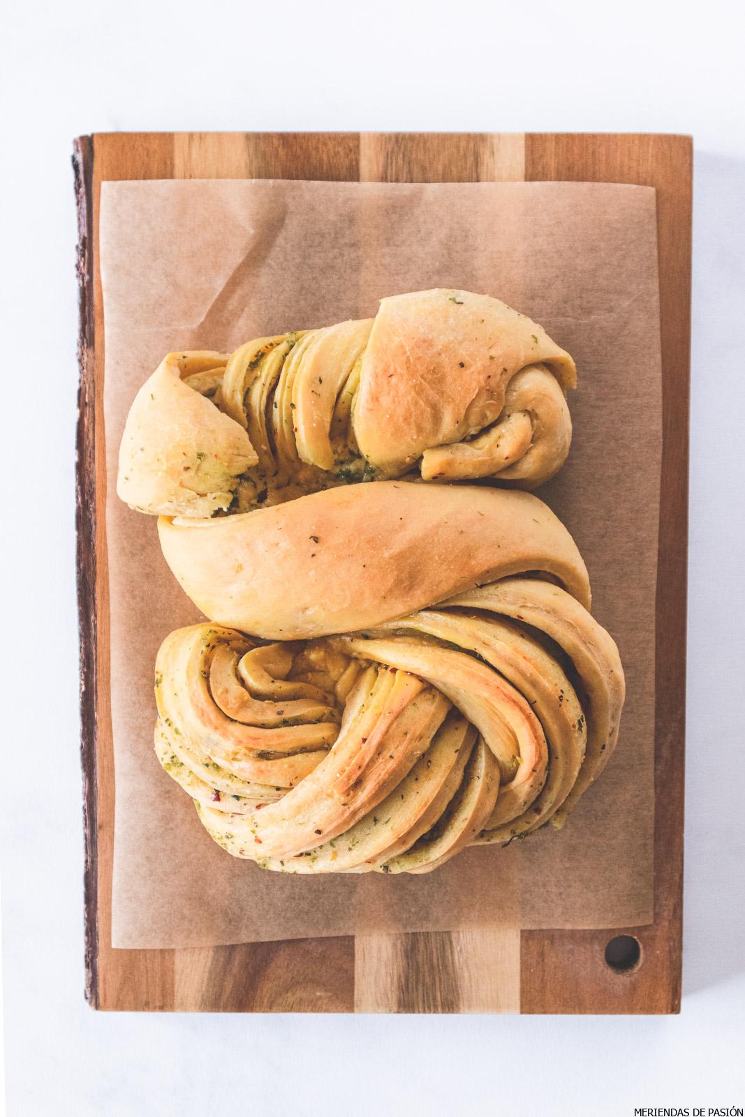 Twisted bread filled with garlic butter