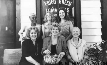 Un grupo de mujeres posando frente a una tienda.