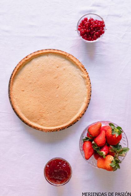 Tarta de pasta sucrée con fresas y nata