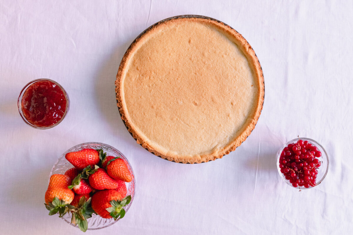 Tarta de pasta sucrée con fresas y nata (crema de leche)