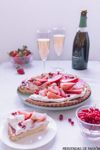 Tarta Casera de Fresas con Nata sobre masa sucrée