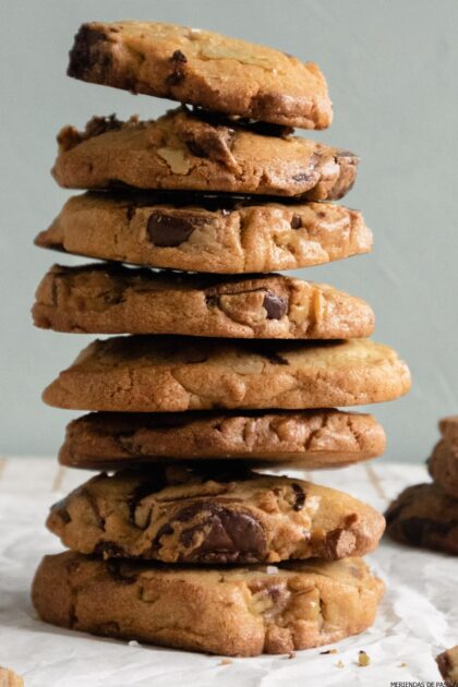 Una pila de cookies con trocitos de chocolate encima de una hoja de papel.