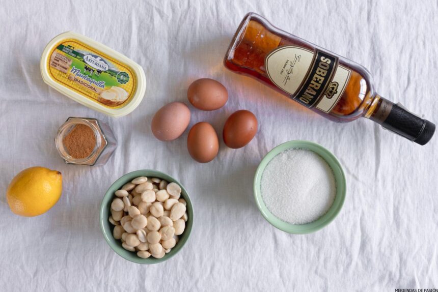 Un plato de huevos, nueces y una botella de bourbon.