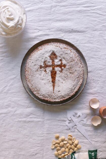 Un pastel con una cruz encima.