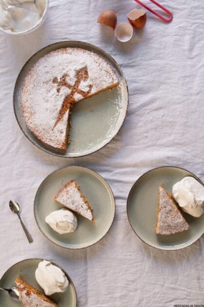 Un plato con un trozo de tarta.