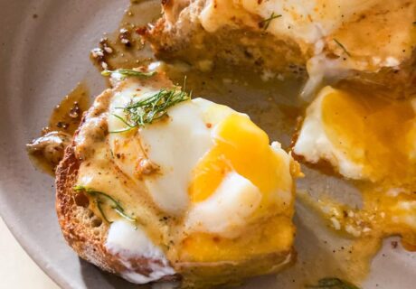 Un plato de tostadas con huevos y eneldo.