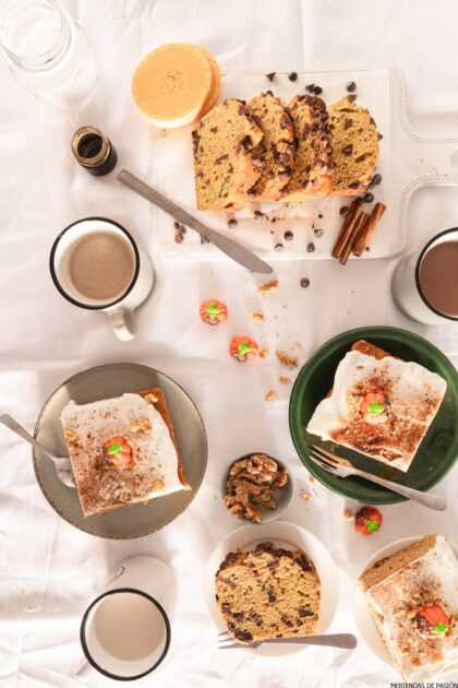 Una mesa llena de platos y tazas de café.