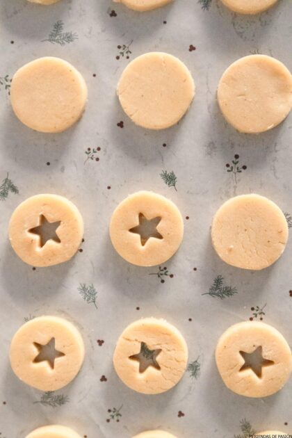 Galletas en forma de estrella en una bandeja para hornear.