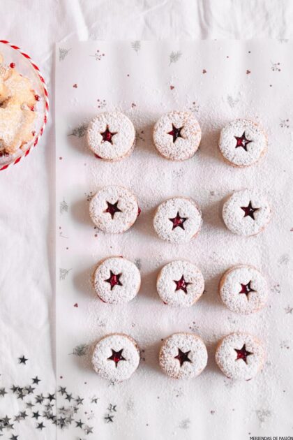 Galletas navideñas con arándanos y azúcar glass.