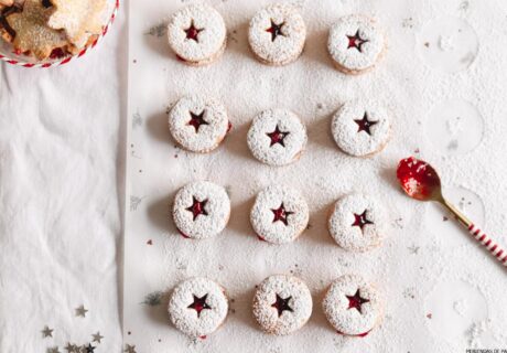 Galletas navideñas con mermelada de frambuesa y azúcar glass.