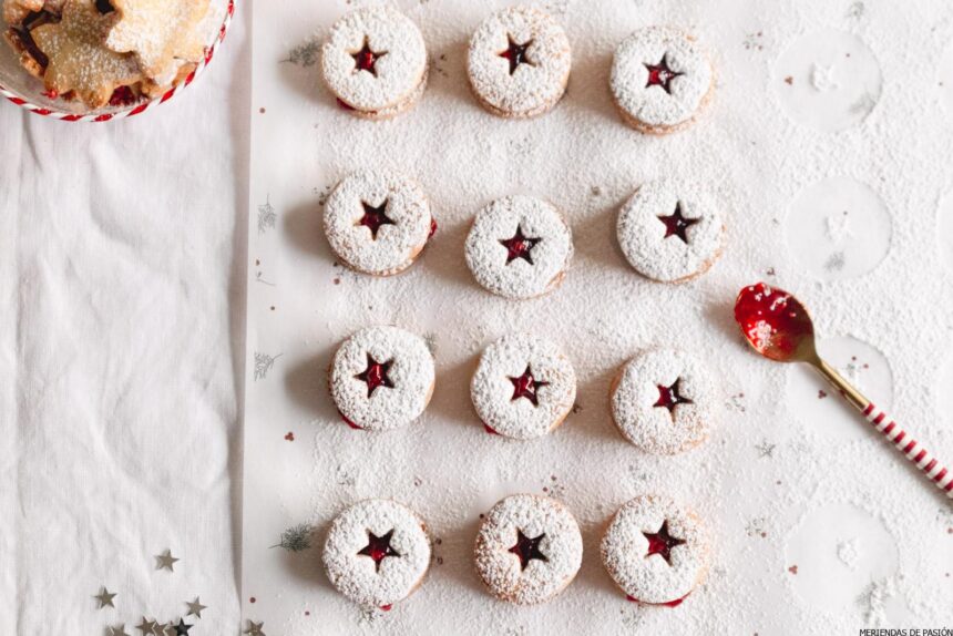 Galletas navideñas con mermelada de frambuesa y azúcar glass.