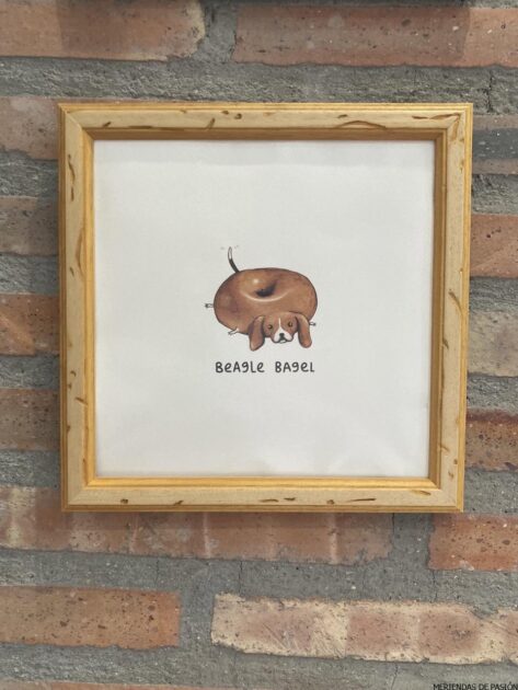 Un dibujo de un donut colgado en una pared de ladrillos.