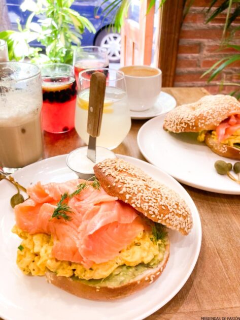 Un sándwich de desayuno con salmón ahumado y huevos en un plato.