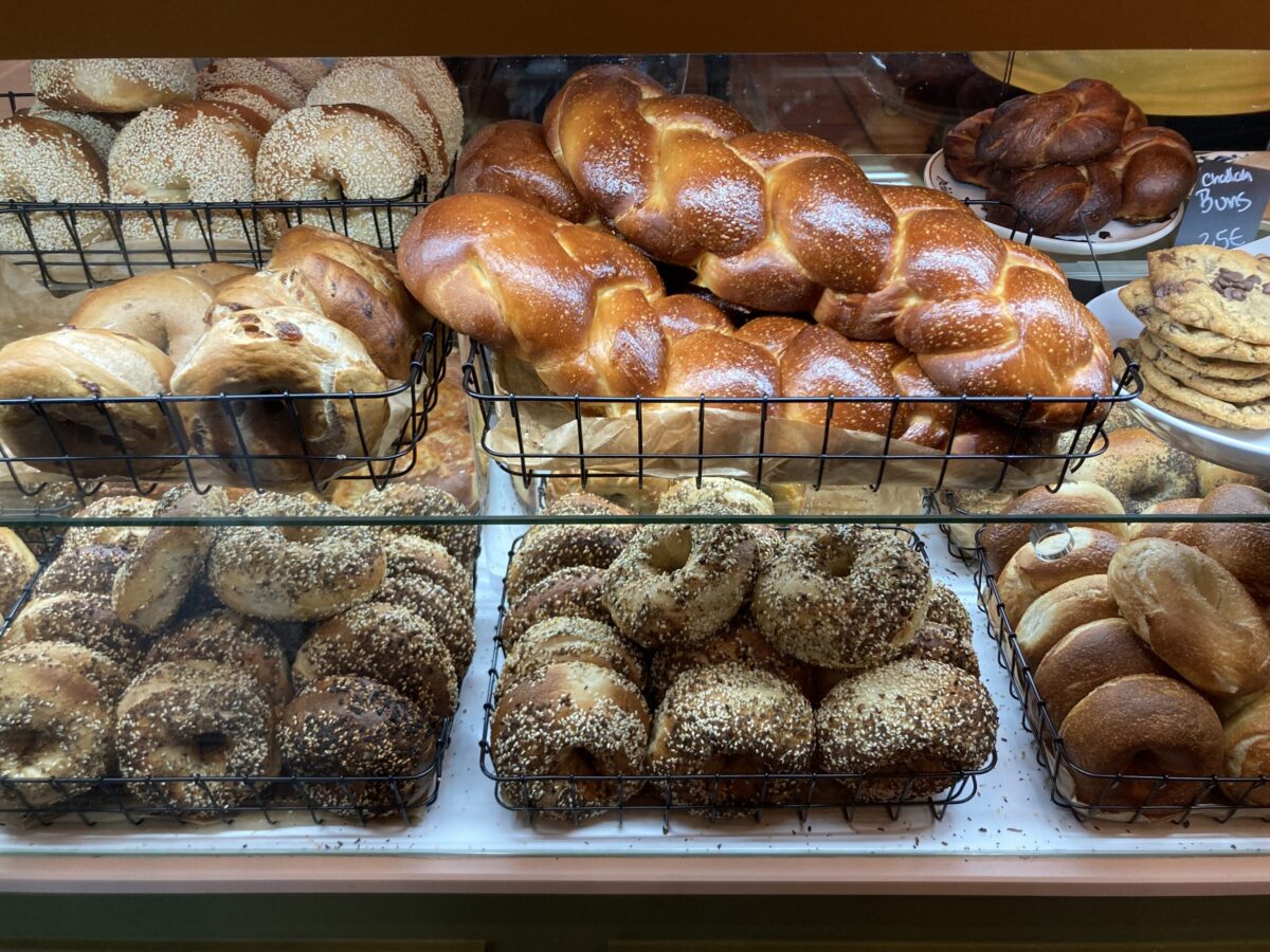 Una exhibición de bagels en una vitrina.
