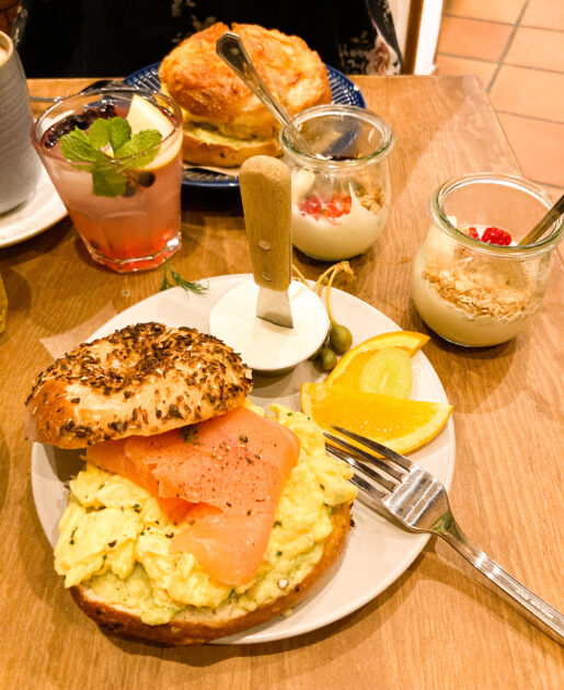 Un plato de comida sobre una mesa.