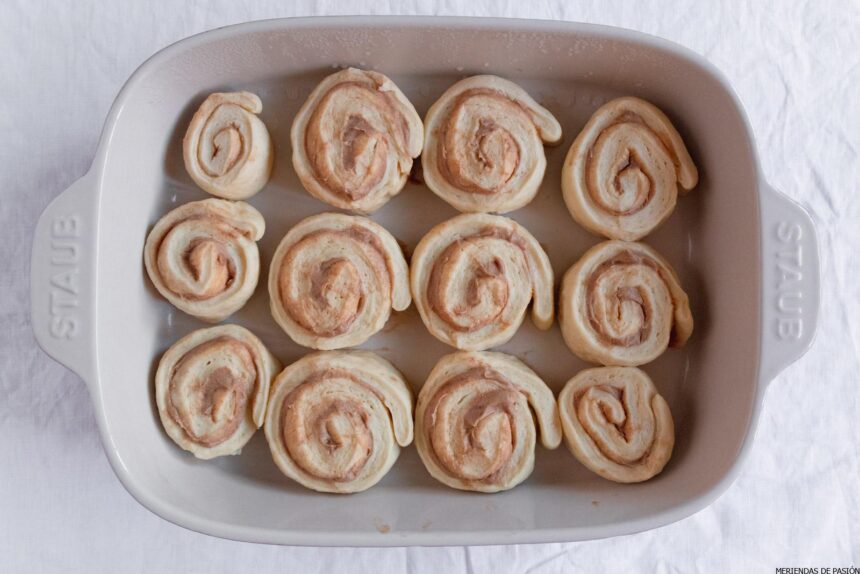 Una fuente para horno con rollos de canela.