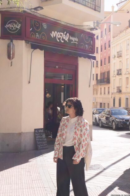 Una mujer está parada frente a un restaurante.