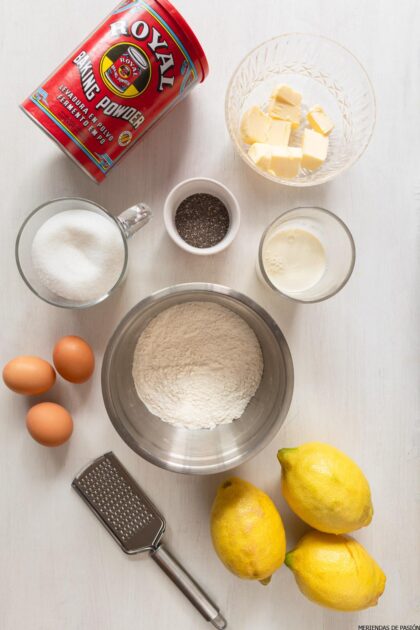 Ingredientes para un pastel de limón sobre una mesa blanca.