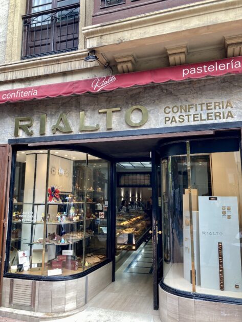 Escaparate de pastelería y confitería "rialto" con escaparates de postres y dulces.