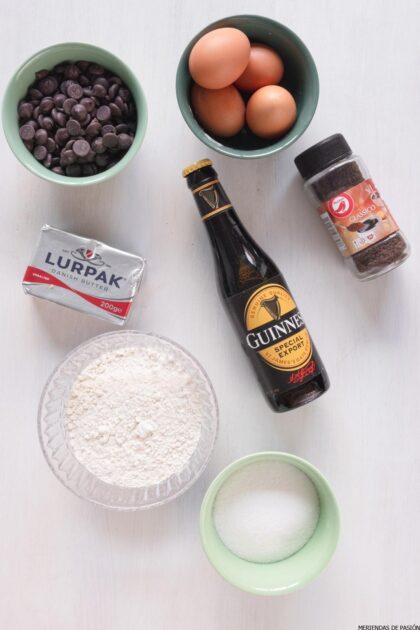 Ingredientes para tarta de chocolate guinness.