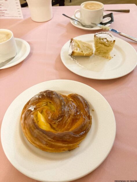 Pausa para el café con pasteles sobre un mantel rosa.